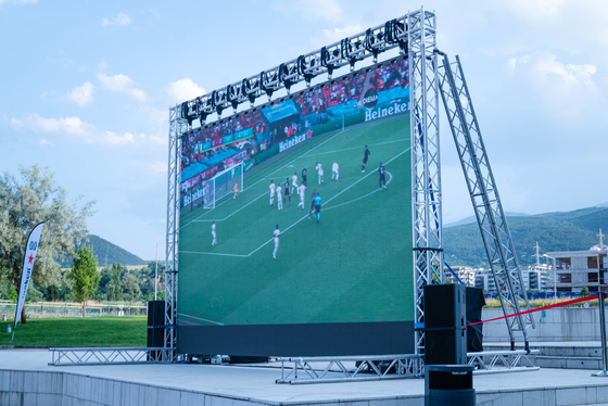 Right Angle P6 Outdoor Full Color LED Display 90 Degree For Right Corner