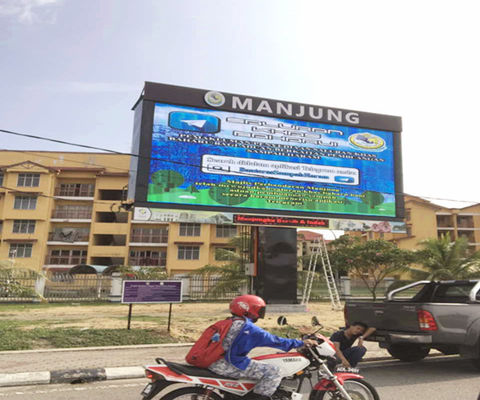 P10 Outdoor Waterproof LED Billboard 10mm Pixel 600W/M² Full Color Display