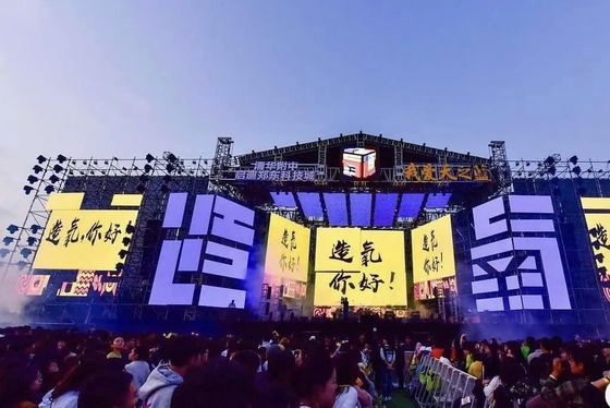 High Brightness Wide Viewing Angle Outdoor Full-Colour LED Wall with SMD2121 Encapsulation and Customized Screen Size
