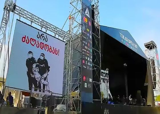 P3.91mm Outdoor Waterproof LED building Video Wall 250x250mm Full Color