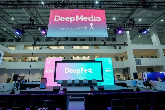 Full Color Tube Chip Fine Pitch Led Display with Density 640000dots/m2 and High Brightness of 1000CD/SQM