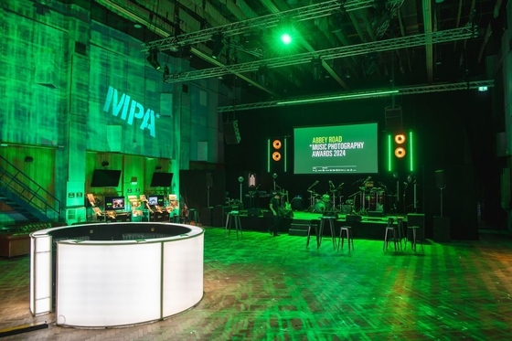 Rental Full Color Hanging LED Display P8 Outdoor Waterproof IP65 DC5V 32*16 Resolution