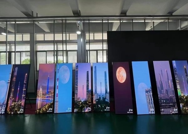 Poster RGB LED Display 2.5MM Pixel Pitch High Refresh Rate 1920HZ Indoor