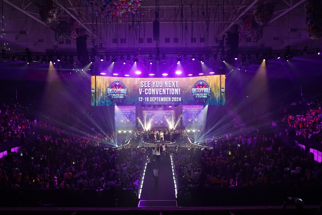Rental Small Pitch Outdoor Hanging Full Color LED Display For Shopping Malls, Stadiums DIP