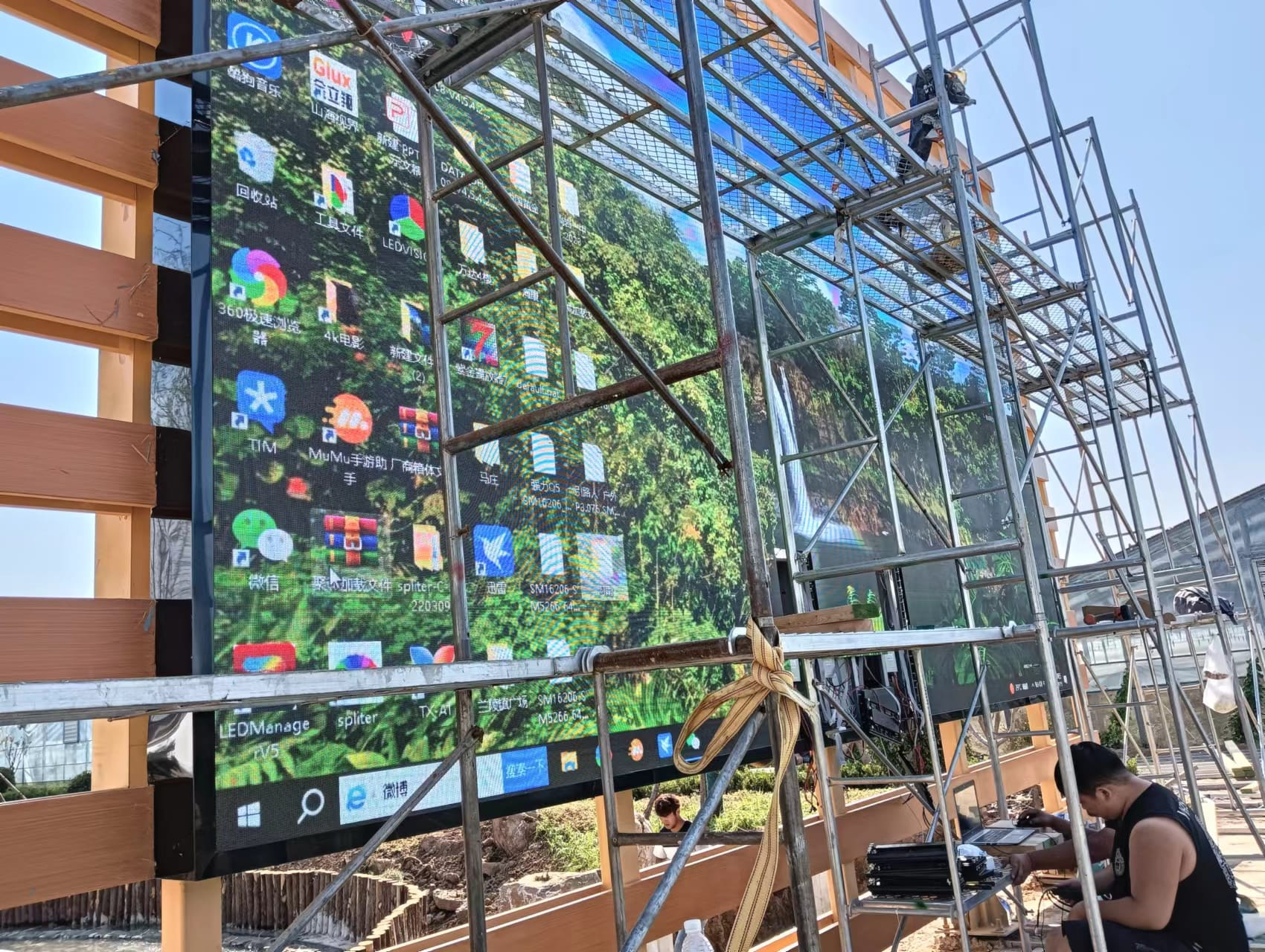 Quick Lock Led Display Outdoor Full Color LED Display Featuring Quick Lock Lightweight Cabinet ...