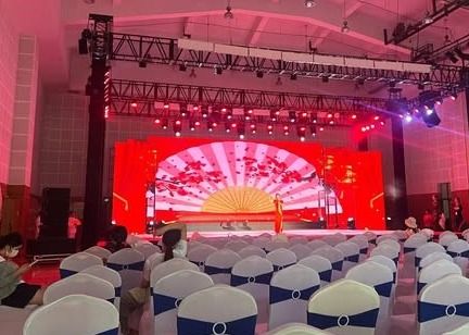 Good price Full Color LED Advertising Wall Curtain, P4.81 Commercial Clear Full Color Resolution 52*52 HD Chip 1/13 Scan online